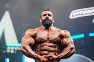 هجوم کاربران برای آنفالو هادی چوپان پس از رقص جنجالی در صداوسیما + ویدئو جنجالی