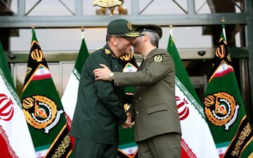  امیر حاتمی وزارت دفاع را تحویل گرفت 
