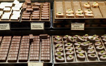 واردات بی‌رویه شیرینی و شکلات تولید ملی را نابود کرده/قانون منع ورود کالای لوکس به مجلس می‌رود