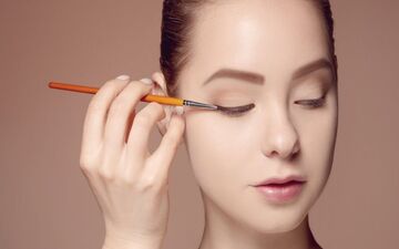 سریع و ساده: ۵ روش برای تهیه خط چشم خانگی با استفاده از مواد تازه گیاهی