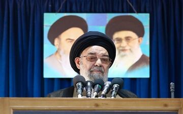 امام‌جمعه اصفهان: ملت ایران با اتحاد و درایت رهبر انقلاب سختی‌ها را پشت سر گذاشته است