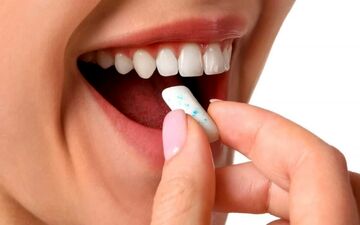 آیا جویدن آدامس واقعاً از آلزایمر جلوگیری می‌کند؟ حقایق و تحقیقات
