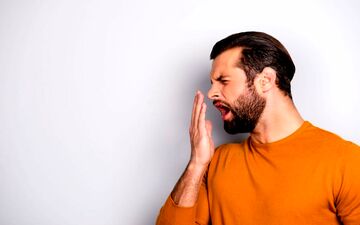 پاسخ به باور غلط: آیا جرم گیری به مینای دندان آسیب می‌زند؟