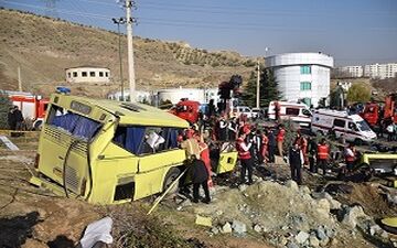 گزارشی میدانی از محل حادثه واژگونی اتوبوس دانشجویان علوم تحقیقات + فیلم 