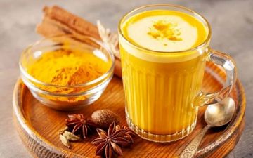 چرا شب‌ها باید شیر زردچوبه بنوشید؟ ۷ فایده شگفت‌انگیز برای بدن شما