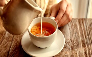 ترفند جالب برای طعم بهتر چای/ شیر را کی و چطور به چای اضافه کنیم؟
