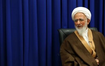  نظر آیت‌الله جوادی‌آملی درباره تعطیلی روز شنبه 