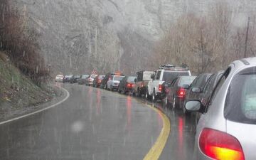 رانندگان مراقب باشند| محورهای کرمانشاه بارانی است

