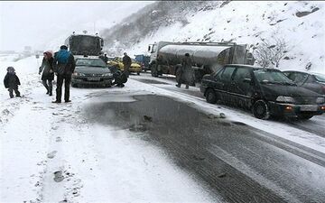 سرنشینان ۳۴ خودروی گرفتار شده در برف در منطقه تاراز امداد رسانی شدند