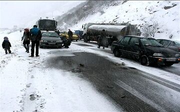 سرنشینان ۳۴ خودروی گرفتار شده در برف در منطقه تاراز امداد رسانی شدند