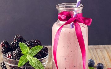 طرز تهیه اسموتی شاه توت با موز و توت فرنگی!