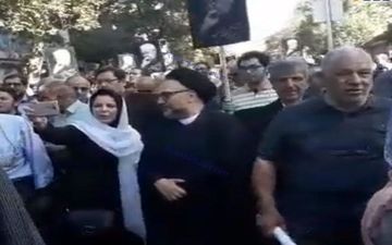 سلفی گرفتن معاون دولت اصلاحات با یک خانم در ختم ابراهیم یزدی +عکس