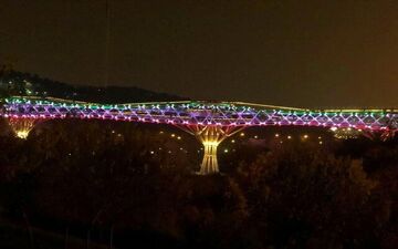 پل طبیعت به رنگ پرچم ایران