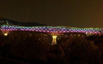 پل طبیعت به رنگ پرچم ایران