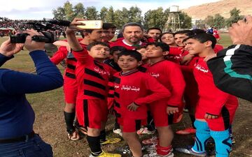 سلفی کودکان مناطق زلزله زده با مهرداد میناوند/عکس