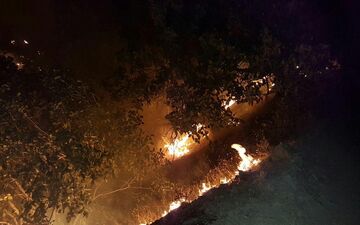 بوزین و مرخیل همچنان در آتش می سوزد