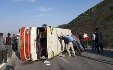 واژگونی مینی بوس دانش آموزان با ۱۰ مجروح