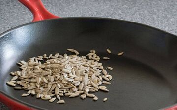 روش‌های بو دادن تخمه در ماهیتابه: نکات و تکنیک‌ها