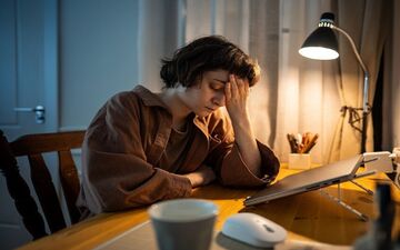چرا در زمستان بیشتر دچار احساس خستگی و استرس می‌شویم؟