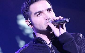 عطسه ناگهانی محسن یگانه وسط اجرا؛ خنده خودش سالن را ترکاند + ویدئو