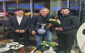 هدیه ویژه احمدی نژاد به کارلوس کی‌روش+عکس