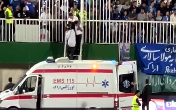 انتقال تماشاگر مصدوم استقلال با آمبولانس + ویدئو