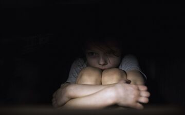 آیا فرزند شما از تاریکی می‌ترسد؟ این راهکارها را امتحان کنید تا به راحتی از آن عبور کند!