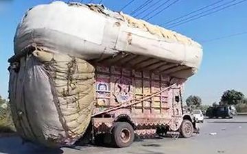 شیوه عجیب جابه‌جایی بار با کامیون حادثه ساز شد + فیلم 