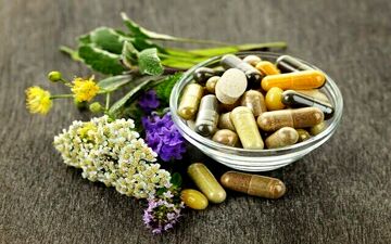 مصرف خودسرانه مکمل‌های غذایی و گیاهی چه بلایی سر بدن می‌آورد؟