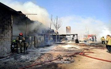  آتش سوزی در استان البرز/ حریق گسترده در کارخانه تولید چسب چهارباغ
