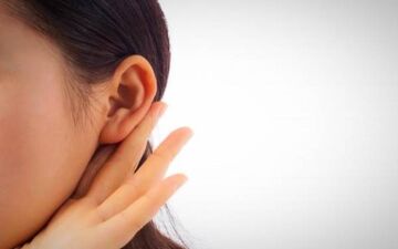 بوی بد پشت گوش به چه علت است؟