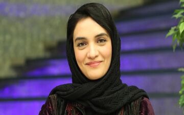 حضور میترا حجار در مترو با یک تی شرت متفاوت + عکس 