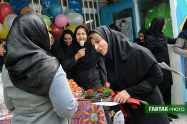 پاسداشت روزمعلم در دبستان غیر انتفاعی مفید و تجلیل از دانش‌آموزان برتر  ناحیه سه کرمانشاه 