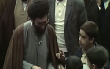 خاطره جالب از حضور رهبر معظم انقلاب  در نماز جمعه و عیدی کودکان به ایشان + فیلم