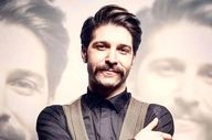 آواز احساسی حمید هیراد؛ اجرای «هنوز یادم نرفته» کنار درخت + ویدئو
