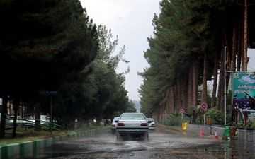  بارش باران در جاده های ۱۲ استان