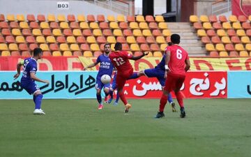 حضور یک جادوگر یا رمال در کنار زمین بازی استقلال و فولاد