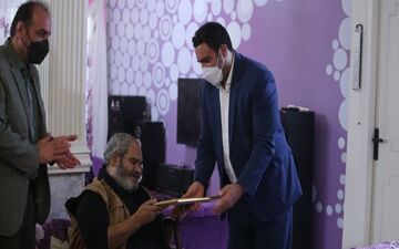 به مناسبت روز قلم «عباس خوش‌عمل» گواهینامه درجه یک هنری گرفت