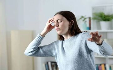 سرگیجه همیشه بی‌خطر نیست؛ این علائم را جدی بگیرید
