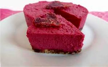 طرز تهیه کیک خوشرنگ لبو