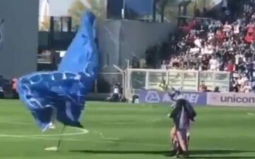 فرود میهمان ناخوانده از آسمان به زمین بازی فوتبال