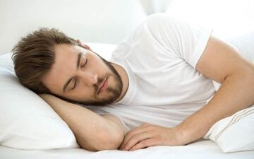خوابیدن به این سمت بدن روند پیری پوست را تسریع می کند!