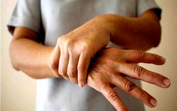 چرا بدنتان می‌لرزد؟ ۷ راهکار درمانی خانگی برای لرزش عضلات
