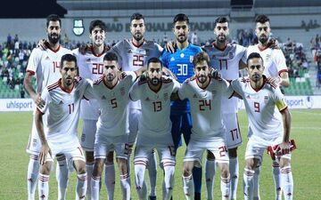یک خواننده گمنام سرود جدید تیم ملی را می خواند