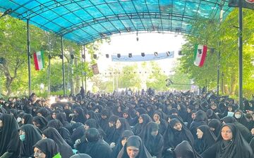 حرکت خیل عظیم مردم برای اقامه نماز بر پیکر شهدای حادثه بالگرد رئیس جمهور 

