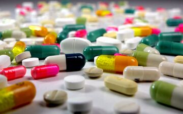 اطلاعات دارویی | آزیترومایسین: آنتی بیوتیک پرکاربرد / کاربردها، عوارض و نحوه مصرف