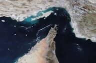 نفتکش در تنگه هرمز هدف پرتابه ناشناس قرار گرفت و دو مجروح به جا گذاشت