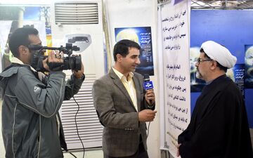 فعالیت شبکه خبر صداوسیما کرمانشاه و تعدادی از خبرنگاران در چهاردهمین نمایشگاه کتاب از دریچه دوربین فرتاک‌نیوز