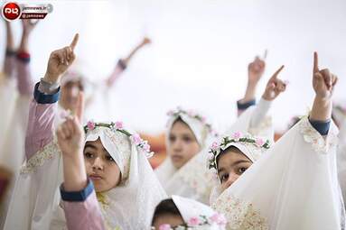 جشن عبادت دختران تهرانی در برج میلاد + تصاویر