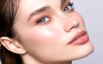 چگونه با چند مرحله ساده آرایشی زیبا و طبیعی داشته باشید؟
